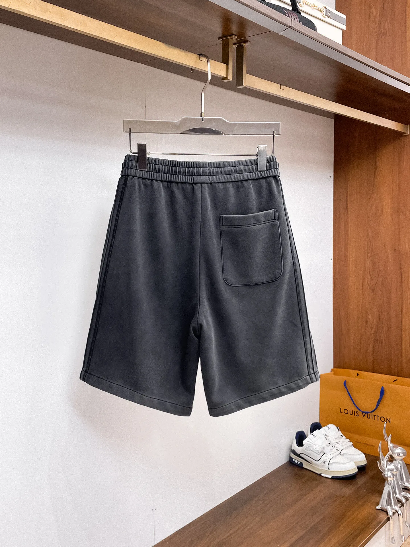 Balenciaga's three-standard complete 2026 summer New Arrival men's casual shorts, advanced custom-made Breathable fabric, Breathable fabric, extremely stretchy and comfortable, impeccable details, top-grade accessories, original logo design concept, delicate and soft feel! The upper body fit is awesome! Size: M-XXXL Please state your height and weight when ordering